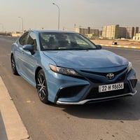 كامري 2023 SE للبيع مواصفات معروفه حسب الصور  ماشيه 47 جديده جداً  بدو...