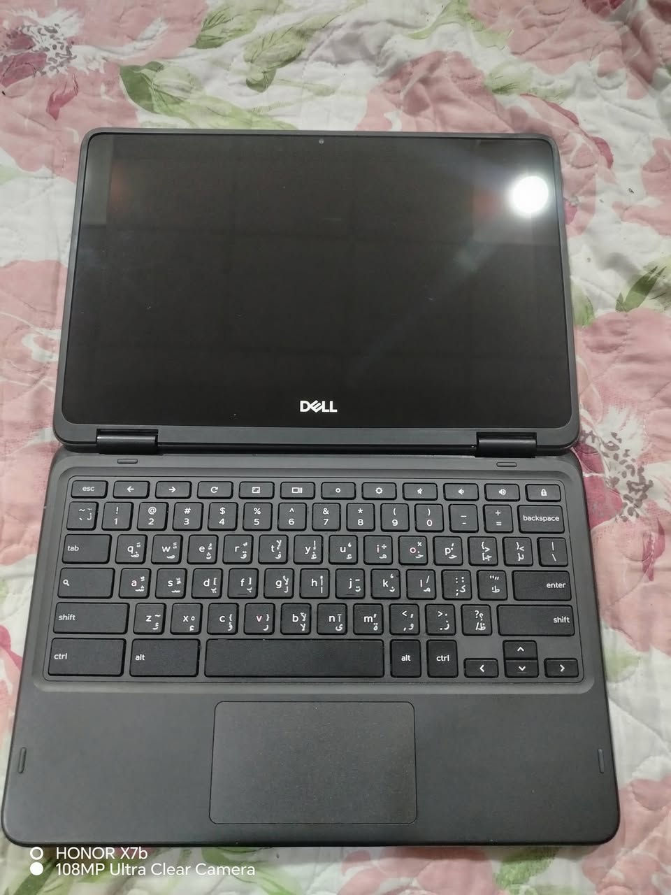 باقي آخر قطعة بيها خدوش فقط
ب 65 قفل فقط
💻 الشاشة: 11.6 إنچ HD
🖥️ الدقة: 1366×768
🔄 التحديث: 60Hz
⚙️ المعالج: Intel Celeron، وغالباً N4000 أو N4020 حسب النسخة
🧠 الرام: 4GB LPDDR4 2400MHz
💾 التخزين: 16GB eMMC
🎮 كرت الشاشة: Intel UHD Graphics 600
🌐 النظام: ChromeOS
📶 الاتصال: Wi-Fi + Bluetooth 5.0
🔌 المنافذ: USB 3.1 + USB Type-C + منفذ سماعة، وبعض النسخ تختلف بالمنافذ
🔋 البطارية: 42Wh
⚖️ الوزن: حوالي 1.29 كغم
📏 الحجم: تقريباً 30.4 × 20.8 × 2.1 سم
⌨️ لوحة مفاتيح مقاومة للانسكاب، والرام مدمج وغير قابل للترقية. �
***********

نص مكتوب في الصور:
- HONOR X7b
- 108MP Ultra Clear Camera