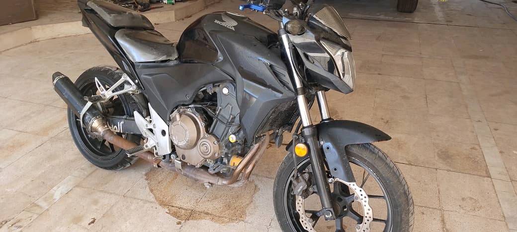 سلام عليكم ورحمه الله وبركاته دراجة  CB500F موديل 2019 كفاله عامه من كهربائيات الى كير الى محرك كلشي ما مفتوح بيها جاهزة مجهزة عنواني الصليخ قرب جامع الفرقان السعر 15ورقة وبيها مجال بسيط لليحب يستفسر ***********