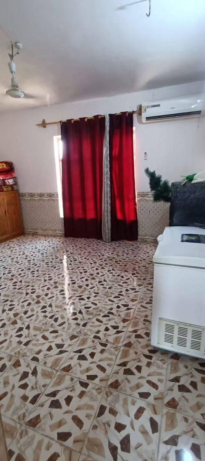بيت للبيع ابي غرق حي الجواد بشارع القائد ابو تراب يرهم قسط بمقدمه 40 سعر النقد 65 وبي مجال مساحة البيت 250متر سند 25 تحويل باسم المشتري لتواصل خاص
