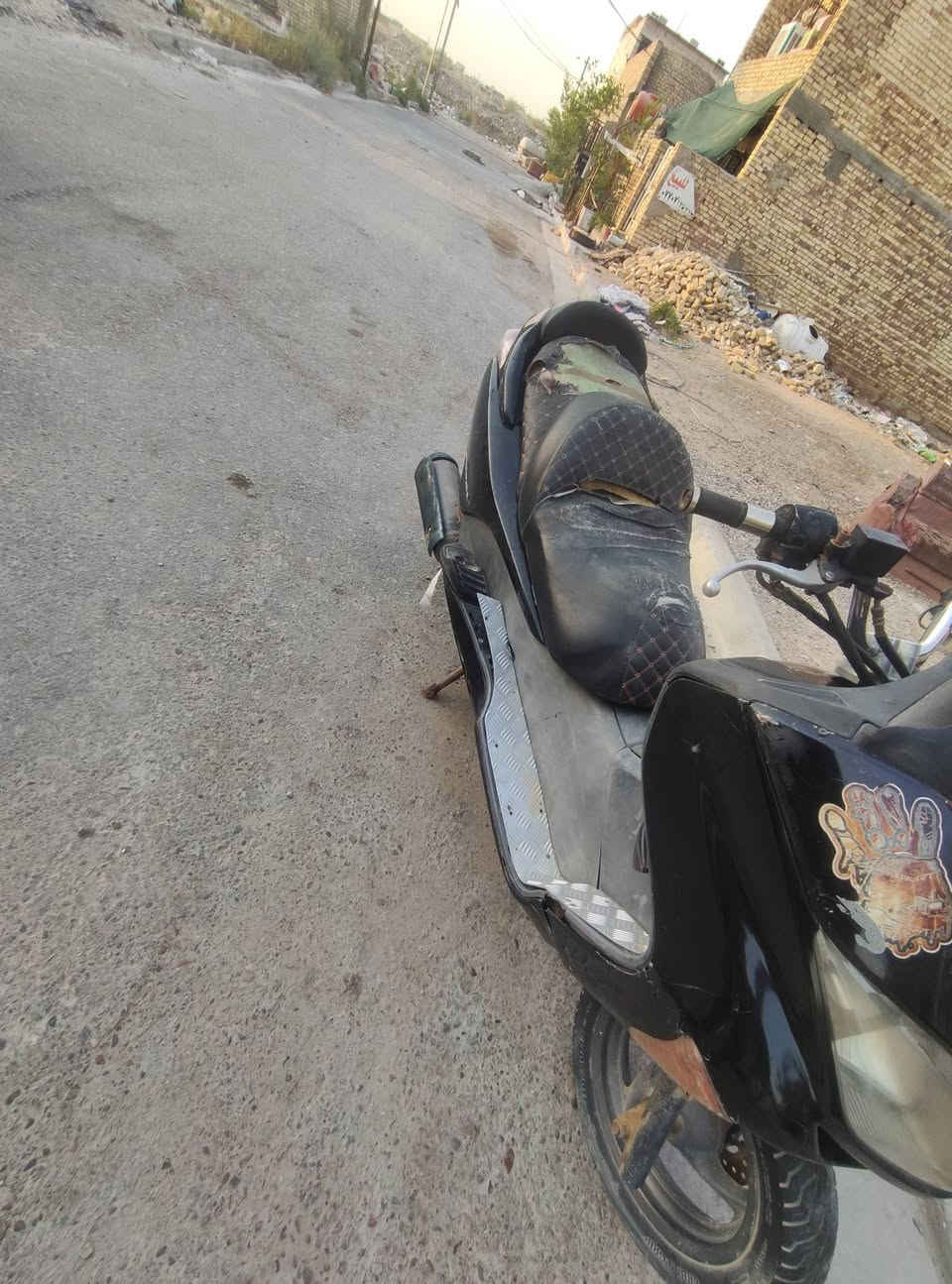 سلام عليكم فورزه للبيع دارجه تطفه وتشتغل ابيع كوم حديد هلموجود بصمه موجوده هواي بيها غراض جدد شراي اتصل سعر 400وبيها مجال للشراي فقط رجاء عنوان بغداد شعب ***********
