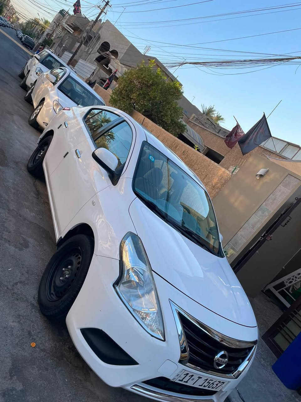 السلام عليكم
سني عندي بليته زركه 
2021 رقم بغداد بأسمي 
بيها باب السايق مبدلها بلادي 
وشويه بارد بالصندوك 
ماشية 85 الف 

عارضها 105 
مكاني بغداد الجديدة 
***********

نص مكتوب في الصور:
- BAGHDAD