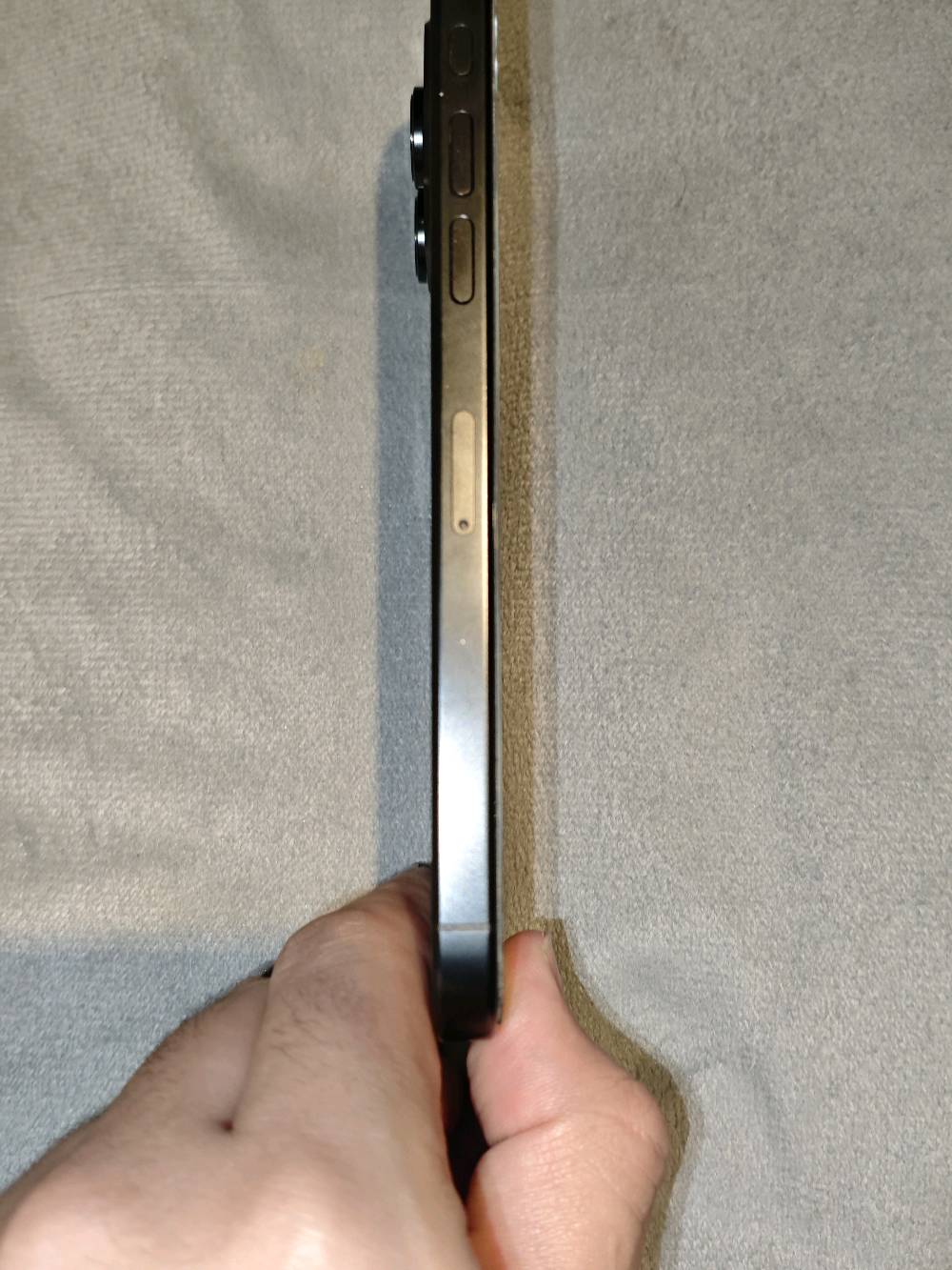 للبيع جهاز iPhone 16 Pro Max سعة 256GB ورام 8GB، باللون الرمادي التيتانيوم

-الملحقات: الكارتونة الأصلية + 8 أكفرة متنوعة.

-البطارية: 93% (عدد دورات الشحن 573).

-الحالة: ممتاز وبدون أي مشاكل فنية.

-الشبكة: مفتوح رسمي على جميع الشبكات (No SIM restrictions)

مدة الاستخدام الفعلية سنة و4 أشهر

ملاحظة: يوجد أثر كسر بحماية الشاشة الزجاجية بإحدى الزوايا، لم يتم فحص الشاشة الأصلية تحتها بشكل نهائي. الفحص متاح قبل الشراء، وأي عيب يظهر بالشاشة الأصلية بعد الفحص المباشر السعر قابل للتفاوض
تريد أضيف موقعك وين بالضبط حتى يكون واضح للمشتري؟: 
بغداد مدينة الصدر قطاع 43 
تحب أذكر السعر النهائي لو تفضّل السعر على التفاهم؟: 
مليون 300قفله
هل تريد أكتب بوضوح إن الفحص قبل الشراء متاح وأن البيع بدون استرجاع بعد المعاينة؟: 
نعم 
بالنسبة للملحقات، الأكوفر الـ8 كلها أصلية/جديدة لو مستخدمة؟: 
مستخدمات بس نظيفات 