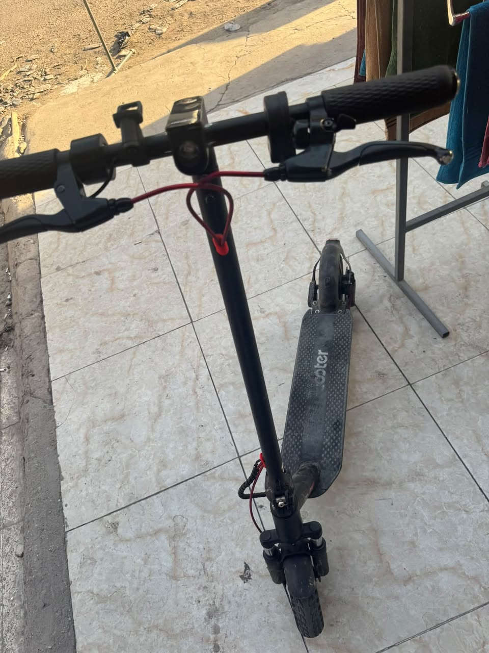 سكوتر شحن وضع مثل ما واضح بل الصوره كلشي بس تمام فقط نقص بي الستاند يتحمل وزن 150  اخذنا 400 الف رايدينه 300وبي مجال بسيط للشراي متواجد وتساب ***********
