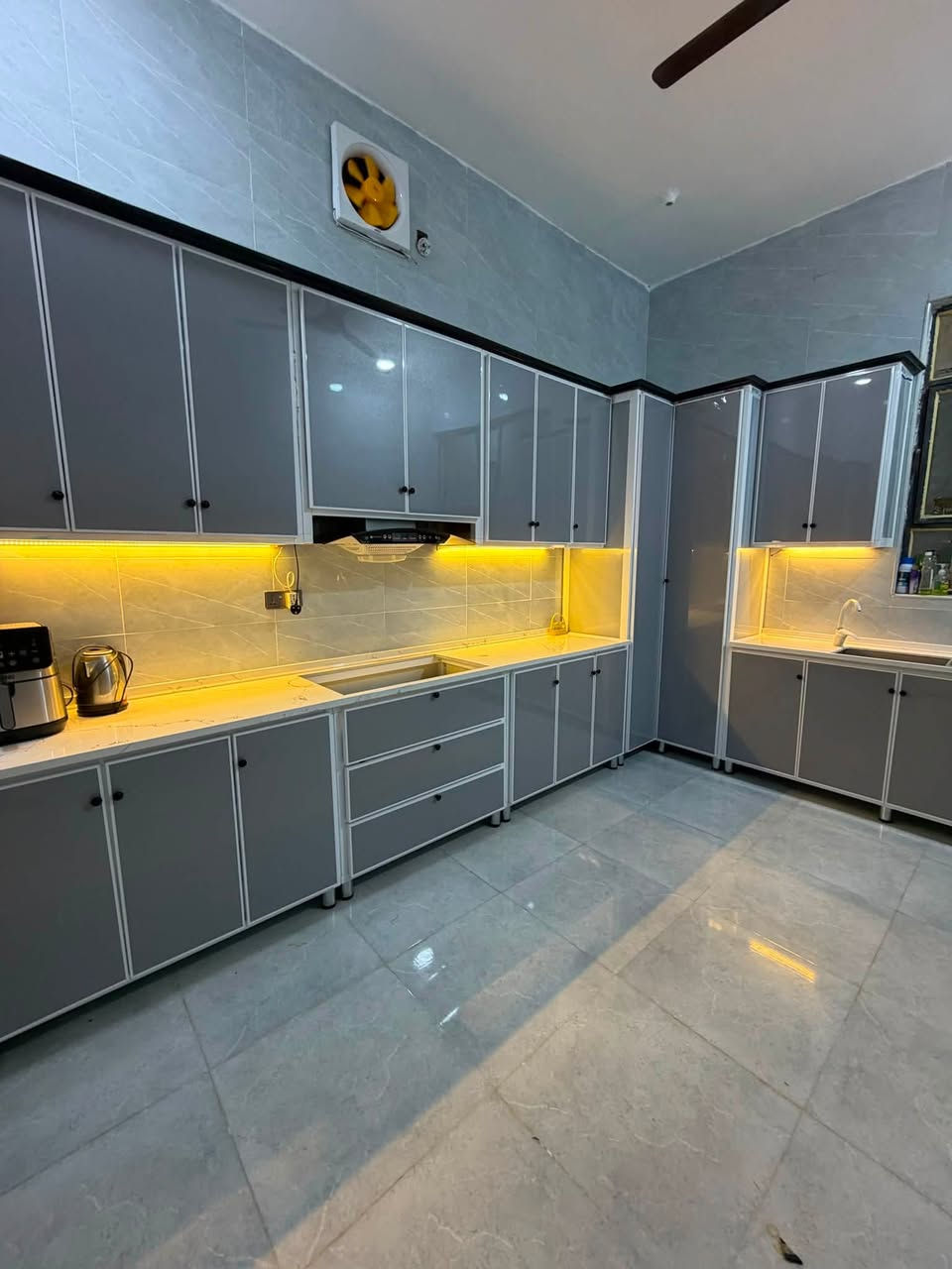 عمل مطابخ تفصال الامنيوم ومطابخ HDF 
تواصل ***********
