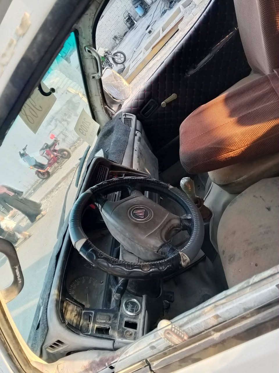 عليها 1700 موديل 9 شاصي بل تكمه تحويل مباشر ميكانك زين بس بيها ضربه بل تكمه ومعدله*********** 25 وبيه مجال
