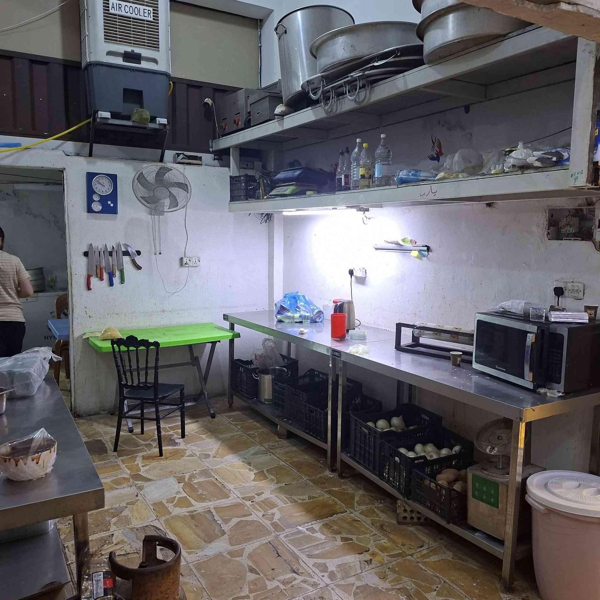 للبيع ..في الاعظميه شارع الضباط  مطعم يقدم اكل بيت شرقي .. صارله سنتين ونص عنده معاميل وزبائن ثابتين ومتجددين ..كامل من كل شي .. شغال ماشاء الله .. مساحته حدود ١٥٠ متر ..من ضمنه منام للعمال .. المشتري الجديد مباشره يجيب مسواك ويبلش بيع .. الاسم مسجل بغرفة تجارة بغداد .. يحتاج دعايه وترويج اكثر حتى يزيد مبيعاته ويحتاج ترتيب اكثر للصاله الداخليه ..
للبيع ..في الاعظميه شارع الضباط  مطعم يقدم اكل بيت شرقي .. صارله سنتين ونص عنده معاميل وزبائن ثابتين ومتجددين ..كامل من كل شي .. شغال ماشاء الله .. مساحته حدود ١٥٠ متر ..من ضمنه منام للعمال .. المشتري الجديد مباشره يجيب مسواك ويبلش بيع .. الاسم مسجل بغرفة تجارة بغداد .. يحتاج دعايه وترويج اكثر حتى يزيد مبيعاته ويحتاج ترتيب اكثر للصاله الداخليه ..
 ايجاره ٣ ملايين بالشهر
السعر المطلوب ٤٠ مليون وبيه مجال بسيط
الجاد وحاب يتفضل يتصل وبالخدمه عالرقم ***********

