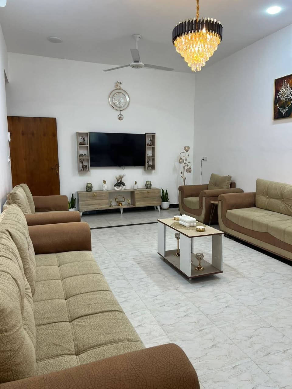 بيت للبيع المساحه 180 في حي العهد يم فلكت الزعيم وره مضيف ابو فياض يحتوي الطابق الول مطبخ ستقبال صاله غرفة نوم داخلها حمام وحمام ثاني بصاله يحتوي عله صحيات والطابق الثاني يحتوي على غرفتين نوم وحمام وصحيات وصحيات خارجيه سند٢٥  السعر 115تصل على ***********
