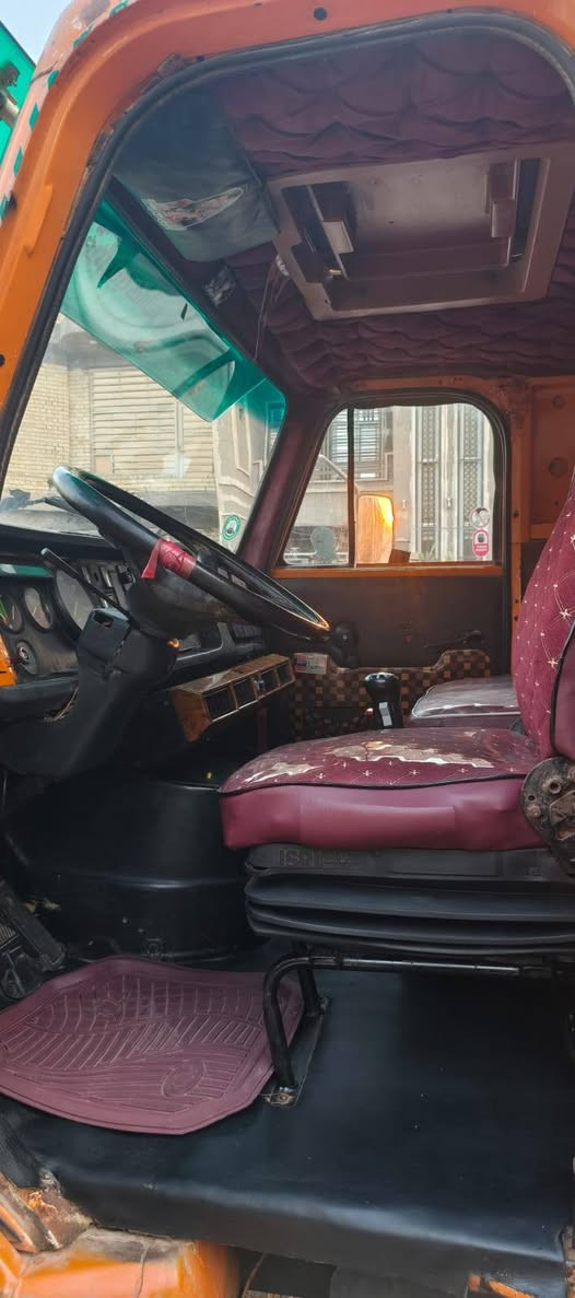 سلام عليكم فالفو للبيع موديل 82 مكينه اب 10 كير فقستين مجموعة 41 رقم نكليزي واصط  عنوان بغداد رقم ***********
