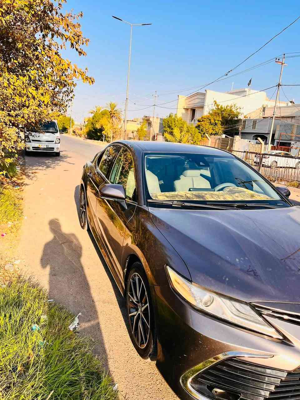🚘كامري 2023 XLE__ وارد امريكي 
#مراوس حسب القناعة 
* المحرك: 2.5 لتر، 4 سلندر
* القوة: 203 حصان
* الگير: أوتوماتيك 8 سرعات
* الدفع: أمامي FWD، ويتوفر منها AWD
* استهلاك الوقود FWD: تقريباً 27 داخل المدينة / 38 طريق سريع / 31 مجمّع MPG. 
* المقاعد: جلد
* مقعد السائق: كهربائي 8 وضعيات مع دعم قطني
* مقعد الراكب: كهربائي 8 وضعيات
* تدفئة المقاعد الأمامية: نعم
* مكيف: أوتوماتيك ثنائي المناطق
* فتحات تكييف خلفية: نعم
* الشاشة: 9 إنش
* Apple CarPlay / Android Auto: نعم
* شحن لاسلكي: نعم
* مثبت سرعة متكيف: نعم
* تشغيل بصمة/مفتاح ذكي: حسب التجهيز والبكج
* مرايا جانبية كهربائية ومدفأة
* إضاءة LED أمامية وخلفية
* جنوط: 18 إنش
* Blind Spot: نعم
* Rear Cross Traffic Alert: نعم
* Toyota Safety Sense 2.5+: نعم
* 10 وسائد هوائية
* كاميرا خلفية: نعم. 
رقم بغداد
سونارها و رقم الشاصي مرفق مع الصور  
#عنوانها_ديالى_بعقوبة 
#سعرها 225 و بيهـا مجال 
***********
***********

