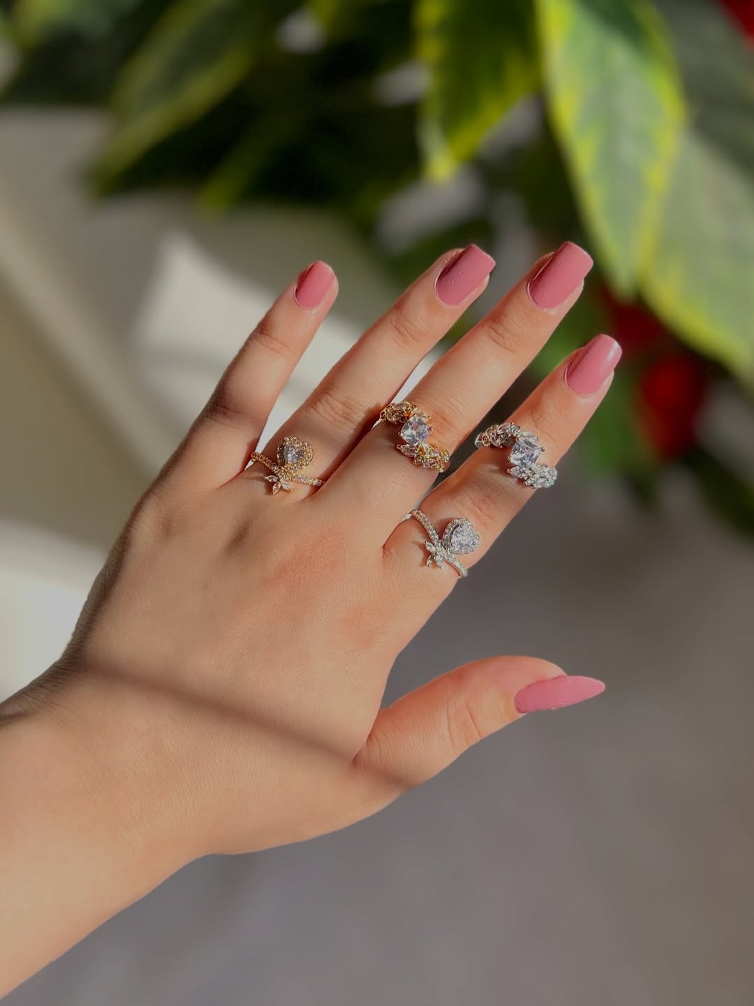 محابس زاركون فري سايز يجننون🥺🎀

نص مكتوب في الصور:
- الجمال يلي تستاهلة أيدج 🏯🥺
- اقلبي للموديلات 🦋👍