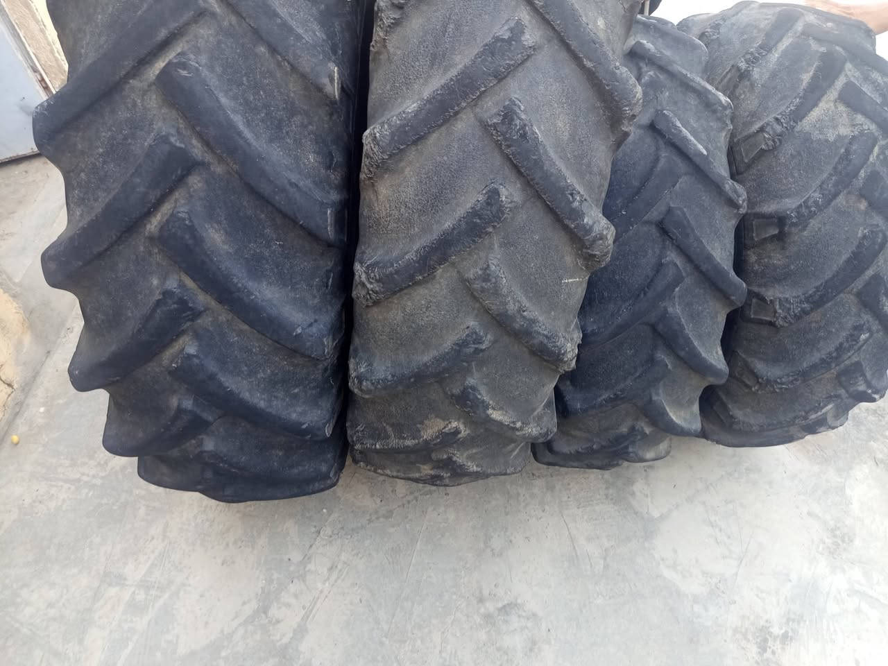 السلام عليكم عندي تايرات فوركسن أنكليزي 
حجم التاير الخلفي. 18-4-34
حجم التاير الامامي. 14-9-24
السعر مليون او نص او بي مجال
الرقم. ***********

