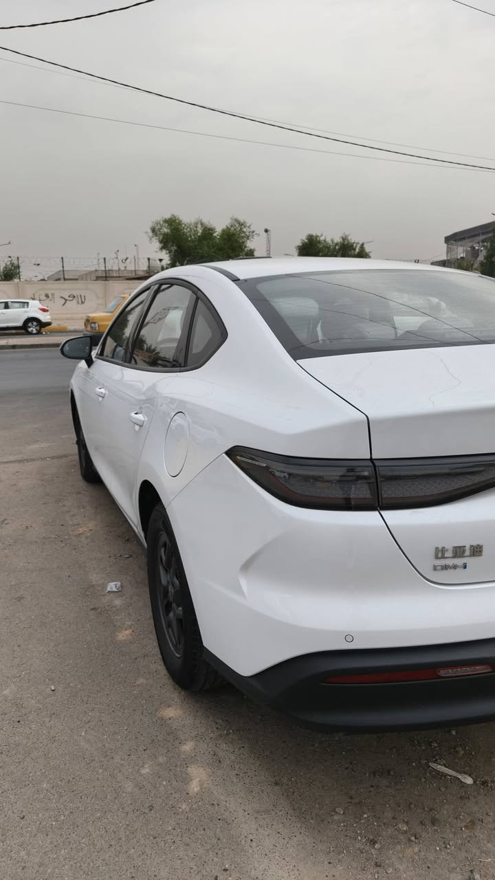 السلام عليكم من رخصت الادمن بي واي دي سيل فايف موديل 25 كفالة من الصبغ  والبارد بيها فقط 4 رصعات ماشية 17600 الف الكلي رقم بغداد جديد السيارة جديدة كاعديات حوضية بوليش كاملة معروضة بواحد وعشرين مليون و ثمنمية 21و800 
مكانها بغداد الستفسار على الرقم ***********
واتساب ***********
