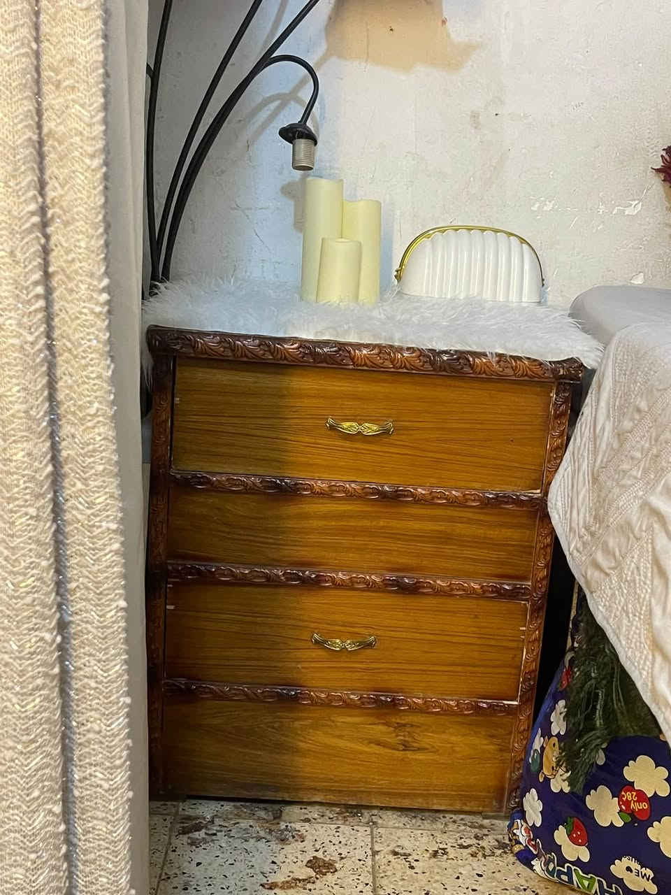 غرفة نوم للبيع ب ٣٠٠ قفل داخل وخارج صاج بدون صومية ٥ قطع وهدية الرفوف الزجاج مع الغرفة للتواصل عبر الرقم ***********
