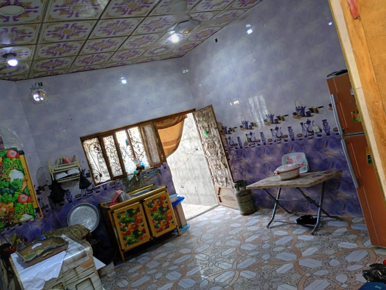 السلام عليكم البيت بلدية للبيع في ابي الخصيب عويسان شارع القصور قرب شارعالشهيد حسين الكناني داخل الفرع 
سعر 56 بيه مجال و قابل للتفاوض و البيت بعده جديد و البيت يحتوي على قرفتين2 ومنور و هول و صحيات داخليه و مطبخ و استقبال و ديوانيه و صحيات خارجية و كراج اتساع سيارة كبيره مساحته البيت 200 متر 
رقم الهاتف تواصل واتساب ***********