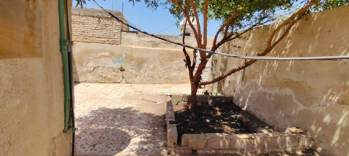 # بيت للبيع  (24 مليون)
المكان _ ام العصافير _ قرب ناجي ابو الغاز
مساحة 250 
سند 25 تحويل بأسم المشتري مباشرة
3 غرف _ هول _ استقبال _ مجمع صحي 
***********
