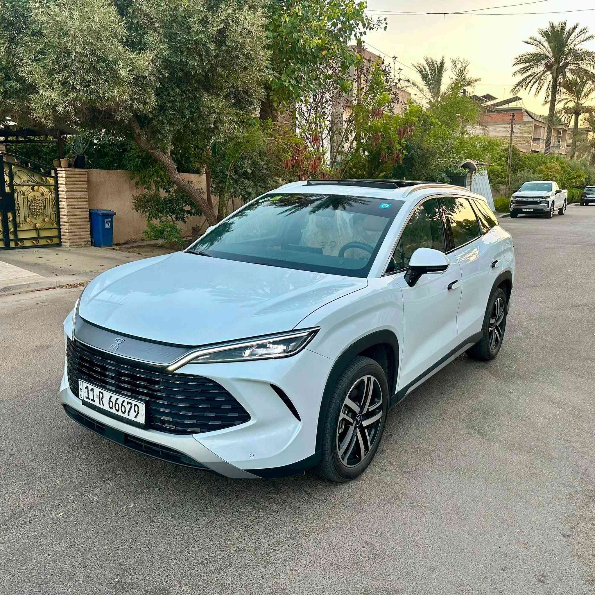 BYD SONG L (مطابقة لمواصفات العراق والخليج)
سنة الصنع :-2025
عداد المسافة الكلي :- 8000 فقط
مدى البطارية :-120 كيلو متر
رقم بغداد بأسمي شخصيآ
المواصفات :- 
1- فتحة سقف بانوراما
2- بصمة ابواب وصندوق وتشغيل
3- صندوق كهرباء
4- كرسي السائق فقط كهرباء
5- داخل جلد مشمشي 
6- شاشة قلاب 
7- 5 كامرات
8-حساس امامي خلفي + رادار امامي
9- عليه اضافات ارضيات وعازل حراري ب300 الف
العنوان :- الكرخ - حي الخضراء
السعر :-31،000،000 د.ع بيه مجال جدا بسيط
للتواصل :-***********
