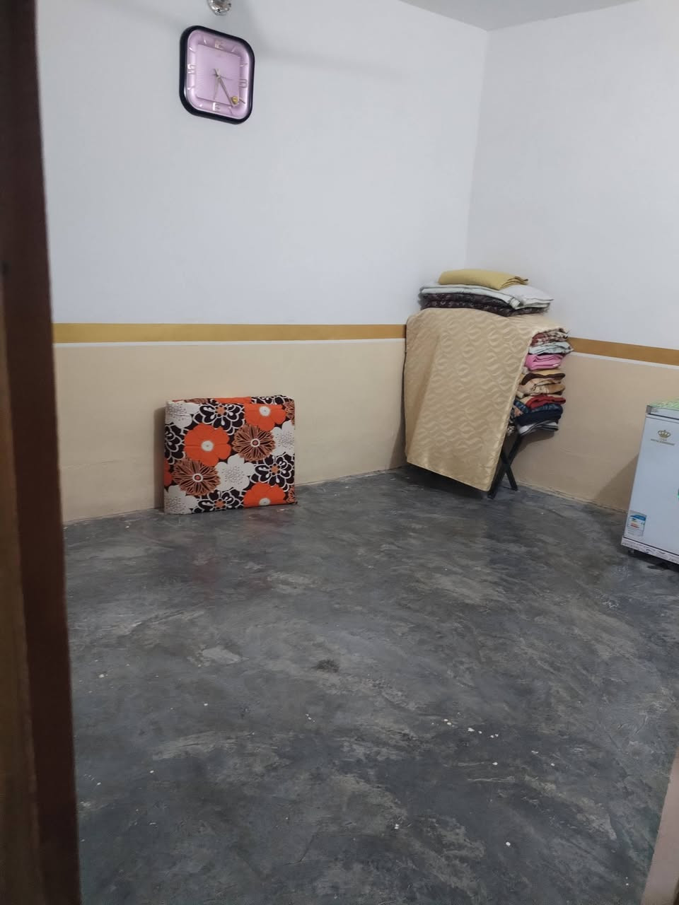 دار للبيع غرفة نوم اثنين +مطبخ+استقبال +مجمع درج +بيوتنه المساحة 200متر العنوان قضاء جلولاء دور الضباط قرب مكتبه زيد وقرب الالعاب الاستفسار عن السعر الاتصال برقم *********** @إشارة
