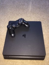 "فرصة ممتازة لعشاق الألعاب! 🎮🔥ال للبيع جهاز PlayStation 4 Slim بسعة تخ...