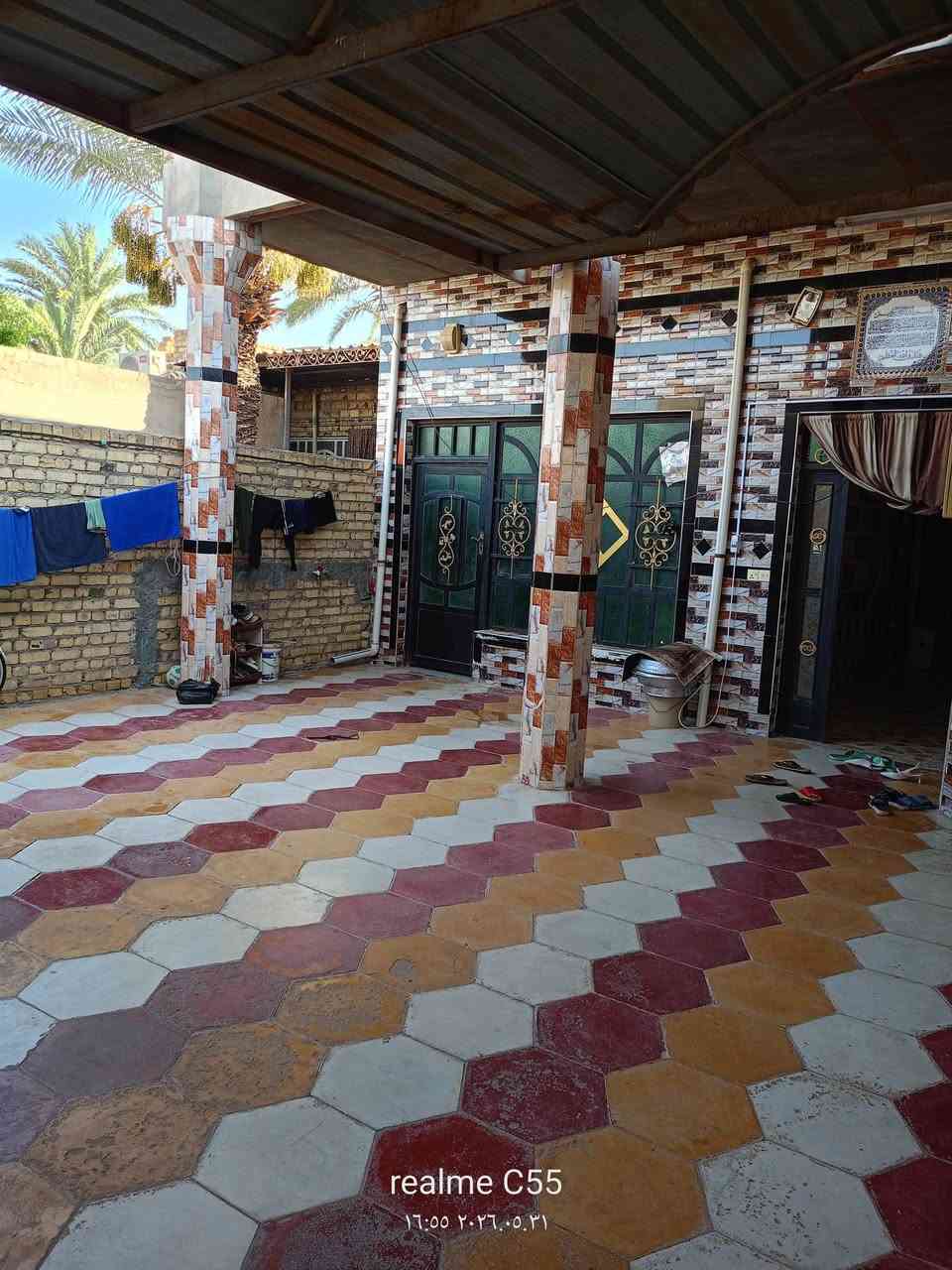 يا الله يارزاق بيت للبيع ماليه المساحة 275 على ساحه يتكون من غرفتين استقبال مطبخ صاله كبيره صحيات داخليه وخاريه وبي محل اسواق شغال كافة الخدمات موجوده ماء كهرباء مجاري تبليط ارصفه مشمول بالطابو ومرقم من البلديه وبي وصل معامله العنوان حي الامام منطقة خويلد قريب من شارع النجف تقريب 100 متر قرب الجامع قريب من الأمام الحمزه السعر 90 وبي مجال للشراي ***********
