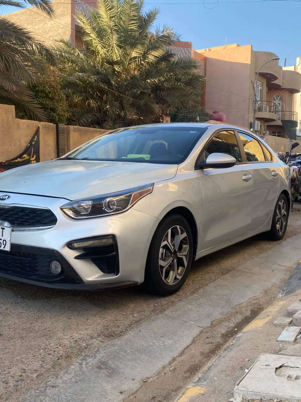 السلام عليكم 
كيا فورتي 2021 وارد امريكي رقم بغداد انكليزي تحويل مباشر سنوية لغاية 2027 
السيارة بيه صبغ بنيد ودعامية فقط بدون اي داخل وايرباك ستيرن فقط 
مواصفات ثلاث انظمة قيادة تحكمات ستيرن جهاين مثبت سرعة قيادة ذاتية تحديد مسار شاشة كامرة وتدعم كاربلي رادار امامي حساسات امامي وخلفي هواي مواصفات خمس ويل كب محرك 2000 دوش لا تنقيص ولا تبخير ولا فتح كير At سيارة تبريد ثلج حدادية امامي خلفي جديد سيارة جديدة واحلى من صور 
السعر:130 وبيه مجال للشراي 
المكان:كوت الهورة 
***********
