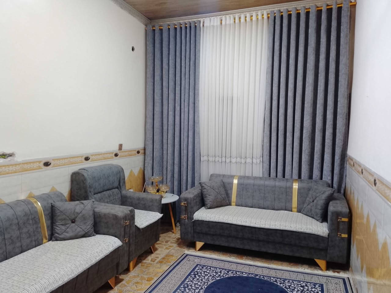 السلام عليكم بيت للبيع الشعب حي البساتين على الشارع العام مال التكاتك يم انشاءيه ابو قتيبه واقع حال مشمول بل تطويب 100متر طابق ونص سعره 50و مجال الغرفه الفوك سندويش والستقبال هم والباقي صب وسقوف ثانويه ومرتب ***********بي واتساب
