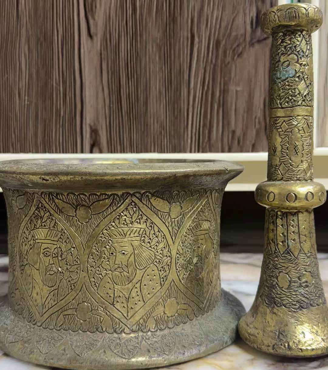 هاون قديم جدا ارتفاع 12عرض20 وزن 11,5كيلو سعر ٣٥٠ الف للحجز خاص او الاتصال *********** يوجد توصيل
