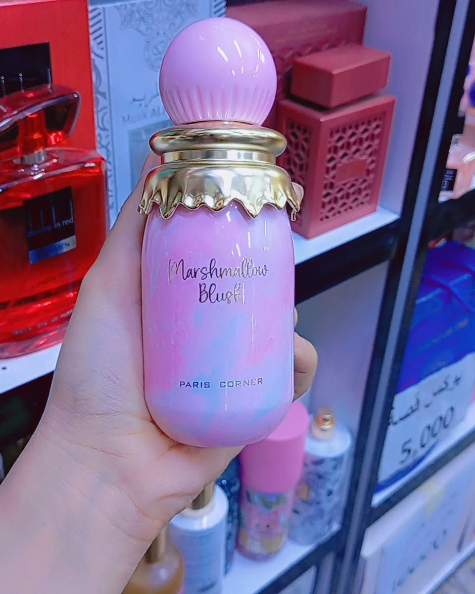 عطر مارشميلو بلاش (Marshmallow Blush) من باريس كورنر (Paris Corner)، وهو عطر شرقي غورماند (ذواقة). 

 يتميز العطر برائحة حلوة ومرحة، تمزج بين المارشميلو والفواكه والكريمة.

المكونات العليا: الفراولة، التوت، الليمون.
قلب العطر: الأمبروكسان، زهر البرتقال، الكريمة المخفوقة.
قاعدة العطر: المسك، المارشميلو، الفانيليا.
السعر 20,000
ــــــــــــــــــــــــــــــ
الحجز والاستفسار دايركت 
***********
------------
📍عنوان المحل 
بغداد الحرية الدور شارع المشجر 
مجاور كوخ المندي
