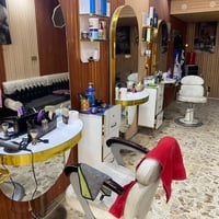 محل حلاقه كامل لبيع ٣ كراسي ٣ مرايات مواد حلاقه كامله استفسار ٠٧٧١٦٢٤٣...