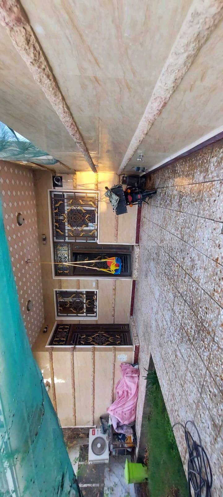 للبيع بيت مساحته 300 متر طابقين ب البوبيات عمود 45 ركن عله شارعين الطابق الاول يحتوي على استقبال كبير وصاله طعام ومطبخ وغرفتين نوم وصحيات منعزل وحمام منعزل والطابق الثاني يحتوي 3 غرف نوم ومطبخ وصحيات منعزله وحمام منعزل وصاله كبيره وسطح اضافه للسطح الثاني . طارمه وحديقه كبيره . تسع لدخول سياره . ملاحظه خط المولده للطابق الاول منعزل عن الطابق الثاني . يعني ب الاستطاعه التحكم الكامل ب اطفاء وتشغيل الكهرباء . سركت منعزل .السعر 500 مليون . البناء كونكريت مسلح وطابوق جمهوري . للأستفسار 
***********
