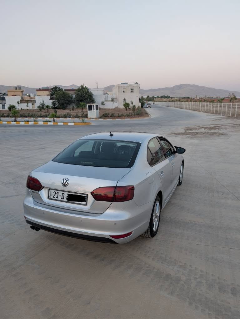 جیتا خلیجی ٢٠١٢ قەپات مواسەفات
مەکینە ٢.٠ مەڕغوب

٦ گیێڕ 

٤ جام auto

شاشە گەورە و aux و Bluetooth 

مکەبەرەی boss 

حاسەی دواوە و پێشەوە 

ئاوێنە کارەبایی و شەفت 

سڵاید 

بیلاد جامەکانی دژەخۆرە 

ناو زەرد 

٤ تایەی نوێی لە ژێرە 

کامل سێرڤسی تازە بۆ کراوە
 
بانس و فویل پەمپ و پلاکی تازەی لەسەرە گێڕ و مەکینەی بەشەرت و نەکراوەتەوە 

ڕۆن و هایدرۆلیکی تازە بۆ گۆڕدراوە 
سەیارەیکە زۆر بێ مەسروف و توند و تۆڵە 

سەنەوی و هەزەی تازەیە 

هیچ خەلەلێکی نییە سەیارەیەکی زۆر بێ مەسرەف و بەنزین کەم ئەخوات بەرمەجە کراوە بۆ ١٠٠ کم ٥.٣ لیتر ئەخوات 
بۆ بەنزینی نۆڕماڵ هیچ کێشەی نییە 

بۆیاخ دوو پارچەی هەیە چەمەلەغ و بۆنیت بێ ئێرباگ 
لای چەمەلەغەکەی یەک تۆز ناوی گرتووە 
نرخی ٩٦ وەرەقەو مەجالێکی زۆر کەم 
گۆڕینەوەش ئەکەم 
*********** السليمانية, العراق
