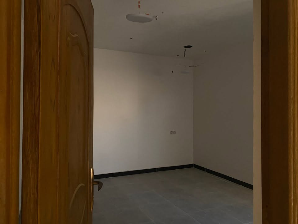 السلام عليكم عدنه بيت ١٠٠ متر طابقين الا يحتاج ترتيب فقط الواجهة
 الموقع قبل جسر مهيجران فرع حسينة بيت العاشور  يبعد تقريبا ٥٠٠ متر عن الشارع الداخلي 
طابو زراعي منطقة داخل تصير هادئة جداً  السعر ٦٥ وبي مجااال ان شاءالله 
*********** تواصل واتساب او اتصال مباشر
