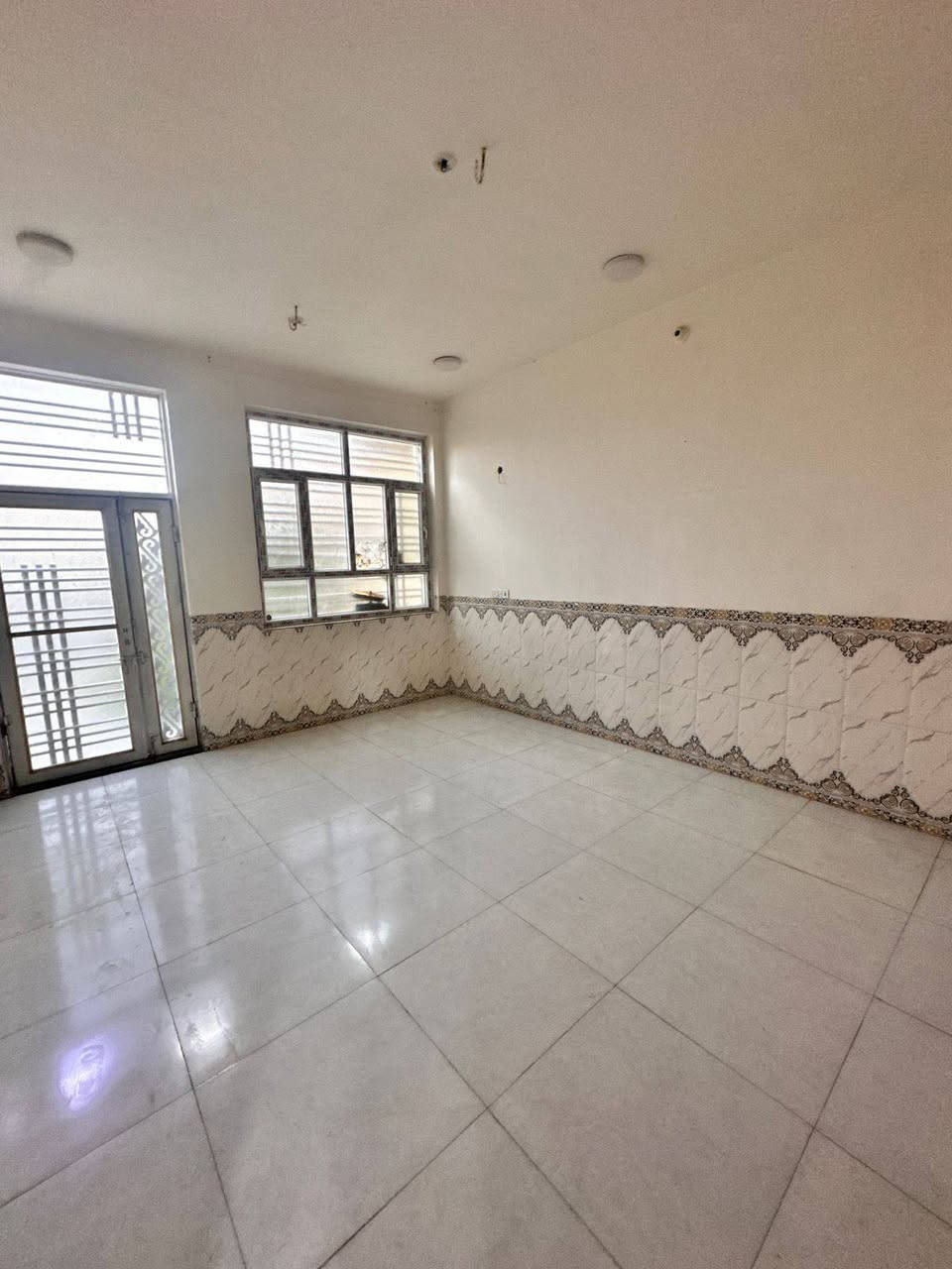 مشتمل طابو زراعي سند 25 تحويل أسهم مساحته ١٢٠ متر بناء جديد طابقين ٣غرف نوم وصاله واستقبال ومطبخ وصحيات داخليه و خارجيه مكانه طويريج حي الرياض قرب مدرسة الفضل السعر والتفاصيل أكثر ***********

