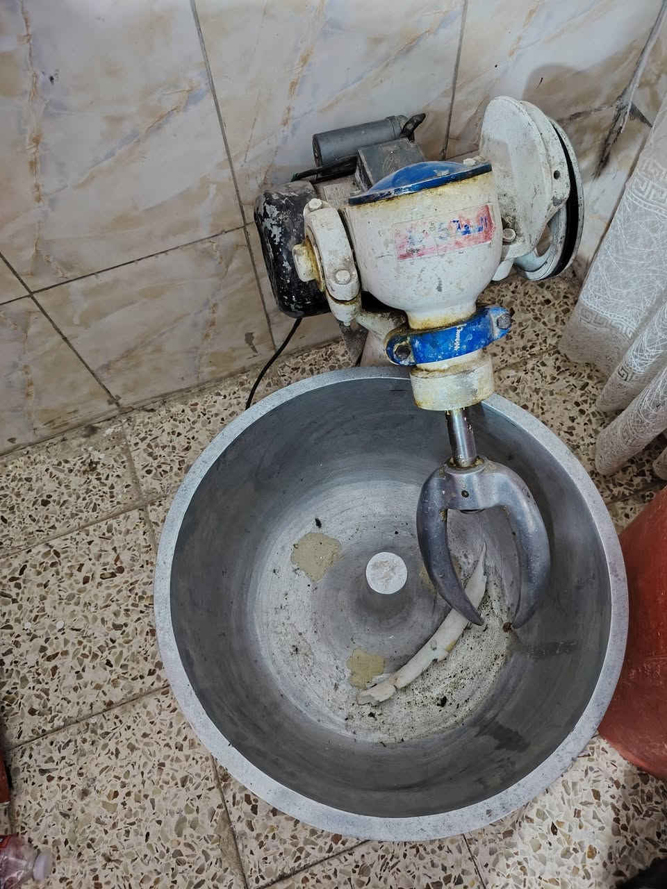 غراض مطعم كامل بيع مفرد او شلع المكان ميسان ***********
