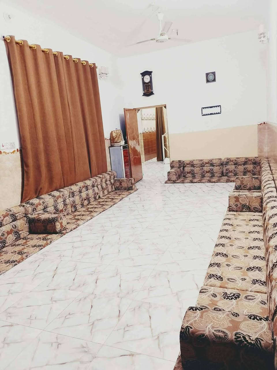 السلام عليكم بيت للبيع مساحه 100 متر العنوان الامن الداخلي شارع السكلات السايدين الجدد للتواصل على الرقم ***********

