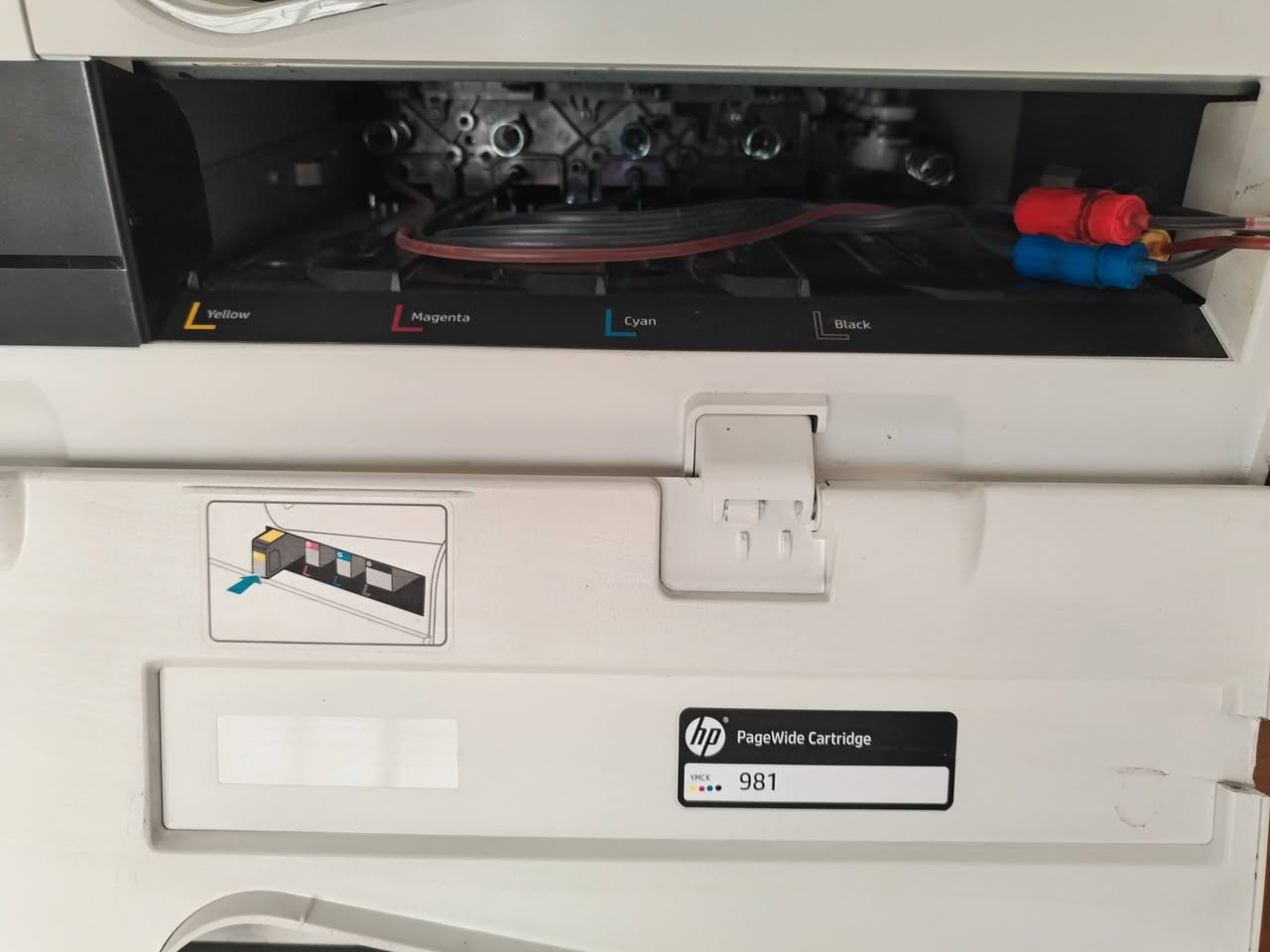 طابعه hp586  نضيفه كلش و مرتبه و سعره كلش مناسب عداده 34 الف صفحه وياه سيت حبر  استخدام شخصي  و ما مستخدمه  سعره 750 و النضافه كدامك صورته من كل مكان  واتساب ***********
