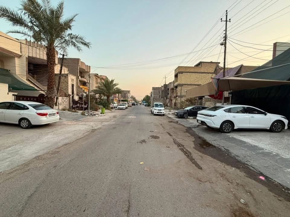 السلام عليكم 
عقار البيع بيت كامل مسلح بناء حديث مساحته ٢٧٥ متر 
واجه 10 متر ونزال 27.5   الابناء قاطين   الطابق الاول يحتوي 
ع استقبال كبير و مطبخ وصاله كبيره وغرف عداد 5 اثنين جوه 
وصحيات ومنور خلفي وامامي الطابق الثاني يحتوي 3 غرف نوم 
وصحيات وصاله كبيره 

وعرض الشارع 20 متر اهده شارع وأرقها موقع مميز مكان مشتل شارع الزيدي  م ٧٥١ ز ٩ د ٦٨

رقم ***********. تواصل واتساب او اتصل

نص مكتوب في الصور:
- عقار للبيع موقع المشتل شارع الزيدي عرض الشارع 20 متر مساحة البيت 275 م.² النازل 27,5 م | الواجهة 10 م تفاصيل البيت: 5 غرف نوم بناء فول مُجدد السعر اتصل على رقم للاستفسار والاتصال: *********** فرصة مميزة لا تفوت!