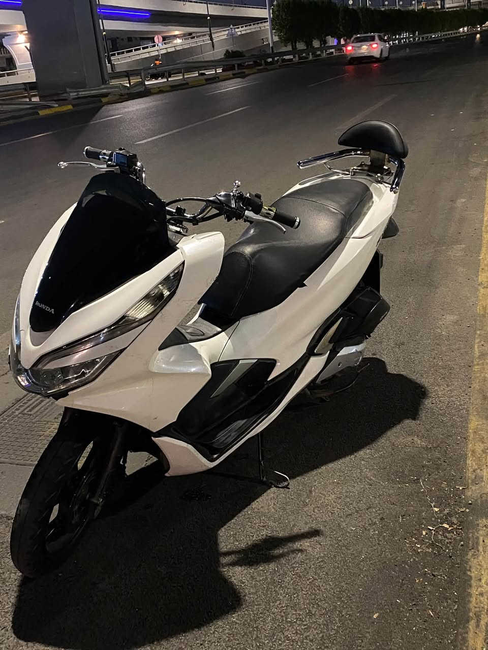 السلام وعليكم مكلف بالنشر  pcx الجيل الثالث وارد كوري بيها بس الماملغ طاك والقطعه موجوده يعني تصير الدراجة خير من الله ما ناقصها شي تراب مالتها وين متريد جيب وياك فيتر وتعال افحص وشغل واطلع ابيعلك من باب البيت مكاني بغداد الطوبچي رقم راعيها *********** الدراجة عارضها 1800 وبيها مجال ميقصر وياكم انشاء الله
