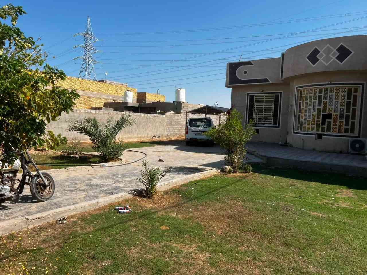 سلام عليكم بيت للبيع مساحه 800 م علا طريق الزوار عمود 155 طريق كربلاء نجف يبعد عن الشارع 100 متر 
مساحه البناء 300 متر بناء درجه اولى كله طابوق جمهوري 
بي 3 غرف نوم مساحه الغرفه 5*6وصاله 11*4 متر والاستقبال 10 *4 بيت جاهز بي حدائق ثنين بيه جميع انواع الاشجار والنخيل  بناء 2024 كامل مكمل من كلشي
 بي سند 25 طابو زراعي مشمول بل تطويب كل هاذا 
بسعر 140 وبي مجال للشراي رقمي *********** وهاذ ثاني بي وتساب ***********
