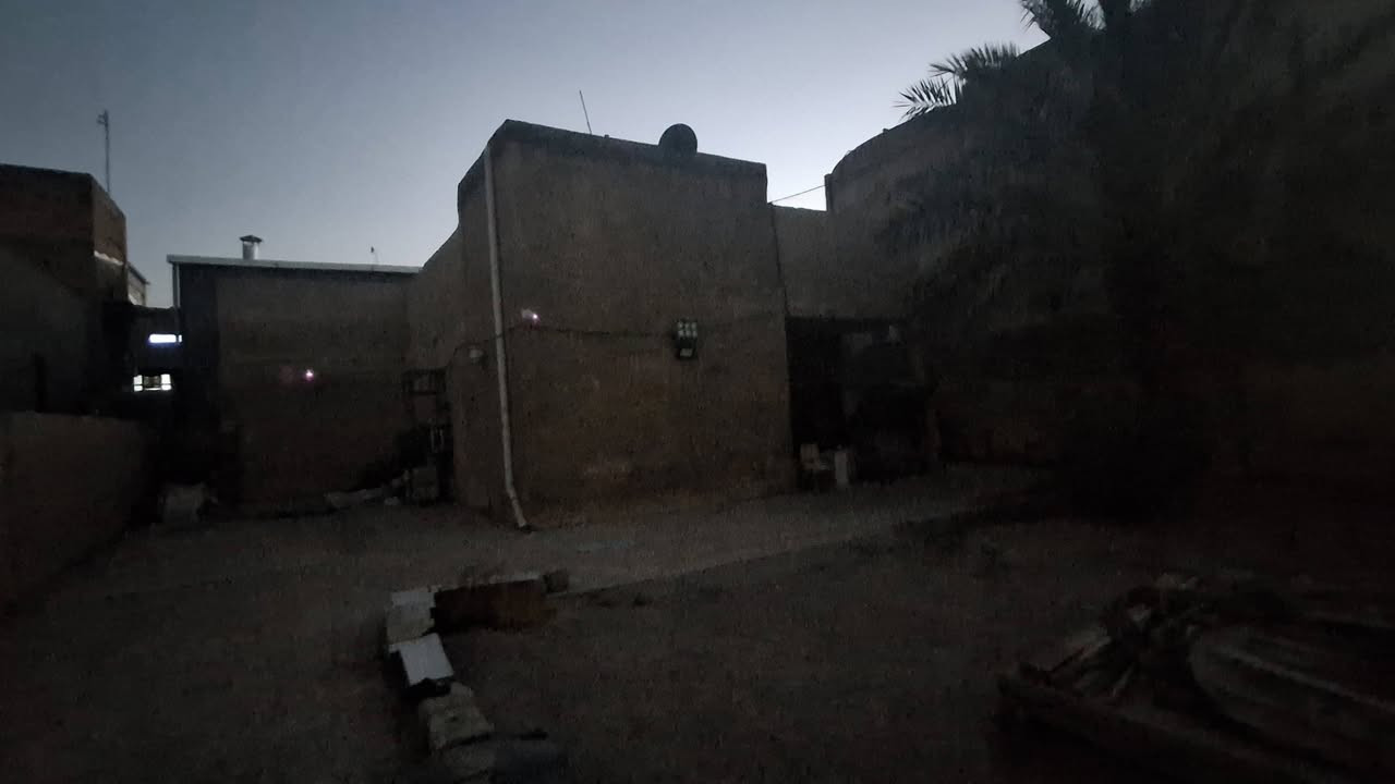 بيت بمساحة ٣٥٦ متر مربع طابو صرف بناء قديم الموقع حي المهندسين بظهر شارع المقيميين وقريبيين جدا على شارع الزبير مثل ما موضح بالصور المنطقة راقية وهادئة وناس هادئة وراقيه وخدمات وكلشي موجود بهالمنطقة سناتر مجمع طبي صيدليات الخ.... للأستفسار اكثر تواصلوا عالرقم *********** .
