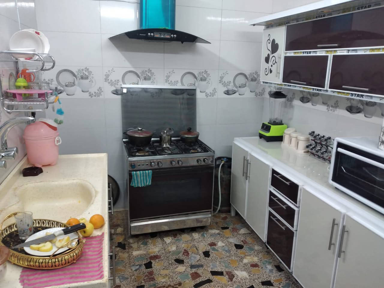 السلام عليكم نص قطعه للبيع مدينه الصدر شارع الفلاح قطاع 10طابق واحد اول فرع ع فلاح الاتصال والاستفسار ع رقم ***********

