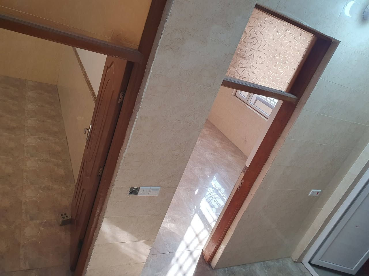 دار للبيع في مجمع جار العباس مقابل فندق البارون قريب من شارع زينب الكبرى عمود ٥٩ بناء جديد
المساحة 116  متر طابقين 4 غرف وصالة ارضيات رخام صحيات غربي وشرقي عدد 2  الاستفسار واتساب ***********
