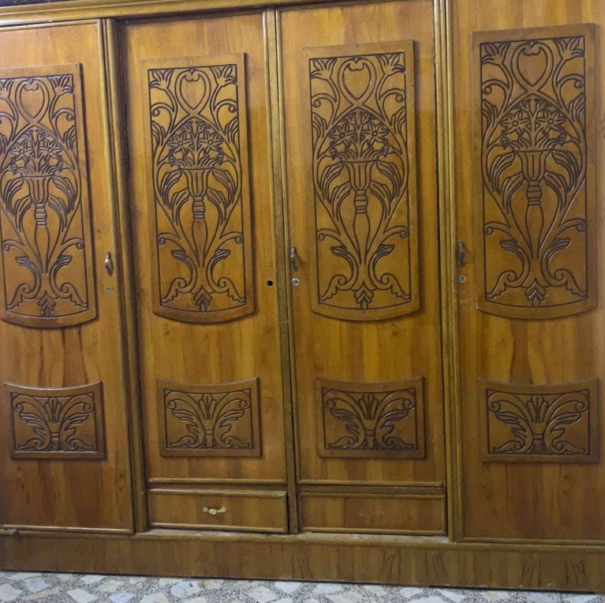 سلام عليكم  كنتور البيع نجاره نضيف سعره 400 وبي مجال ***********
