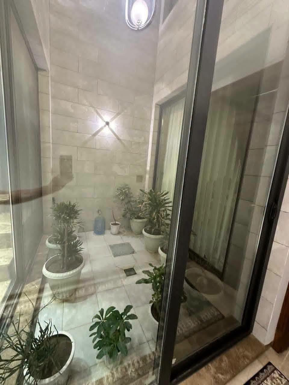 دار للبيع-موقعه البنوك مربع الفتلاوي بناء حديث درجة اولى
للتواصل /*********** 
( المساحه ١٨٠ متر) 
يحتوي على :
-اربعه نوم سويت 
-استقبال
-ومطبخ حار بارد 
-صاله كبيره 
-كراج سيارات وحديقة داخلية وخارجية 
-الواجهه مرمر ارضيات مرمر 
-بناء حديث درجة اولى بناء سنة ٢٠٢٤
علماََ توجد لدينا عروض اخرى بمساحات مختلفه 

نستقبل عروضكم كافة وتسويقها مجاناََ

ونستقبل طلباتكم كافة وتوفيرها باسرع وقت 

للتواصل والاستفسار شركة كل العرب 
موقعنا-البنوك شارع الكنيسة مجاور روضه البنوك الأهلية  
الشركه مجاز رسميا من قبل غرفة تجارة بغداد.
شهاده وكيل عقاري معتمد من منصه عقاري

نص مكتوب في الصور:
- دارك للأستثمار والعقار للتواصل /***********