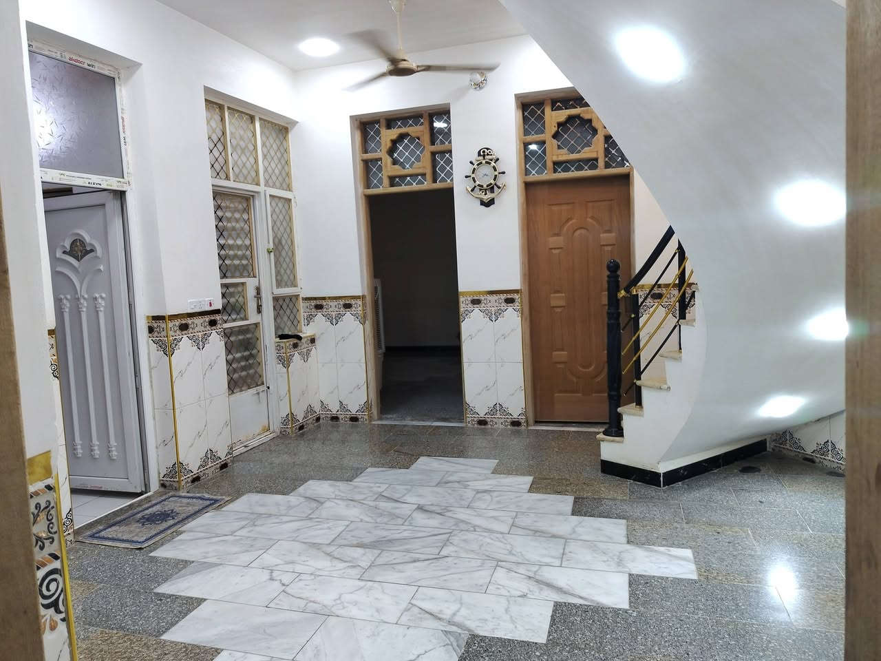 🏠 دار للبيع في مدينة الصدر -  🏠

الموقع: مدينةالصدر / قطاع 72 بالقرب من مدرسة 
المساحة: 144

تفاصيل وتقسيم الدار:

🔹 الطابق الأول:

• كراج 

•استقبال 

• غرف عدد 2.

• مطبخ حار   ومطبخ بارد • 

• حمام 

🔹 الطابق الثاني:

• غرف عدد 2

•حمام

•حالة البناء ( بناء حديث/2019)

ملاحظة : مجموع الغرف الكلي (4)

📝 نوع السند: (طابو ملك صرف / 

للتواصل والاستفسار: ‭***********‬
