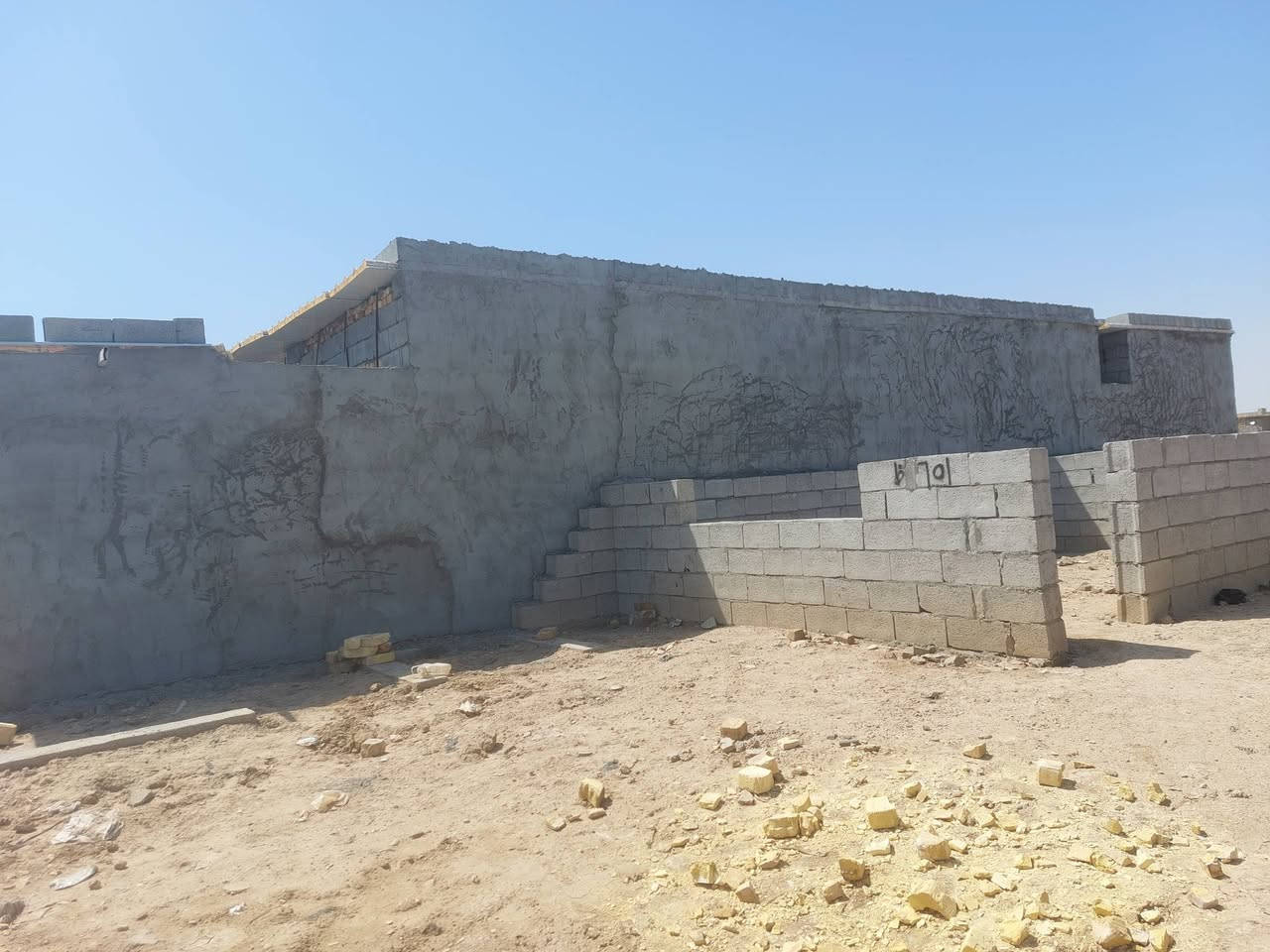 بيت بحي المنتظر الجيازنه جهة السفحه200م قريب على مولده ومدرسه نقص تشطيب دواخل لبخ وكهرباء متعوب عليه سقف سندويش كامل  تاسيس مجاري وماي ملبوخ من خارج بتلو طابوق مسطور وزفت مفروش لايلون محدول قفاز من ضمن مرتسم مرقم بلديه ومسجل بأسمي ثلاث غرف وستقبال وصاله ومطبخ وحمام داخل وخارج بالعافيه على الياخذه السعر (18)نهايته
وتساب***********
