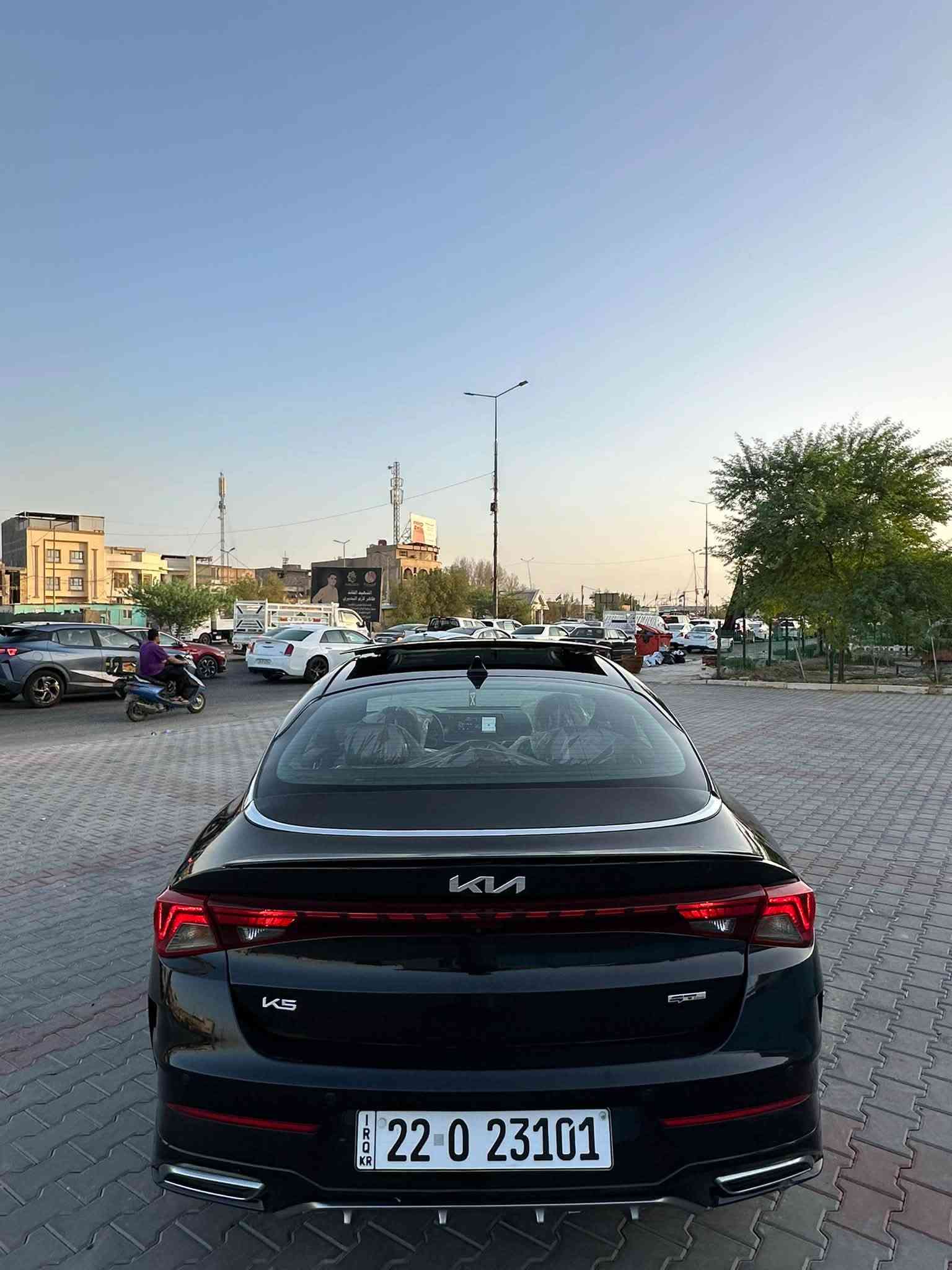.ء GT_Line (K5)🚗
كي فايف وأرد امريكي 
(مديل 2024 رقم اربيل دولي )
حادث سيارة خلفي مبدل صندوك ( قبق جنطة )
 (+ بارد فقط باقي كفالة بدون أيرباك بجم وصفاح كبس )
            (سيارة فول ل فول أعله موصفات )
* المحرك: 1.6 لتر تيربو 4 سلندر
* القوة: 180 حصان
* العزم: 195 lb-ft
* القير: أوتوماتيك 8 سرعات 
* جنوط: 18 إنچ رياضية
* فتحة سقف: بانوراما
* مصابيح: LED أمامية + DR
* إضاءة خلفية: LED
* مرايات: سوداء مع إشارات LED
* واجهة GT-Line رياضية
* كشنات كهربائي + تدفئة 
* مقود رياضي 
* شاشـة وسطية 10.25 إنچ في التجهيزات الأعلى/الحزم
* شاحن لاسلكي 
* قيادة ذاتية + تحديد مسار + مود قيادة SPORT 
* أنظمة أمان ومساعدة للسائق
* السعر اب 157 وبيها مجال 
* العنوان البصرة الجنينة 
* رقمي ***********
