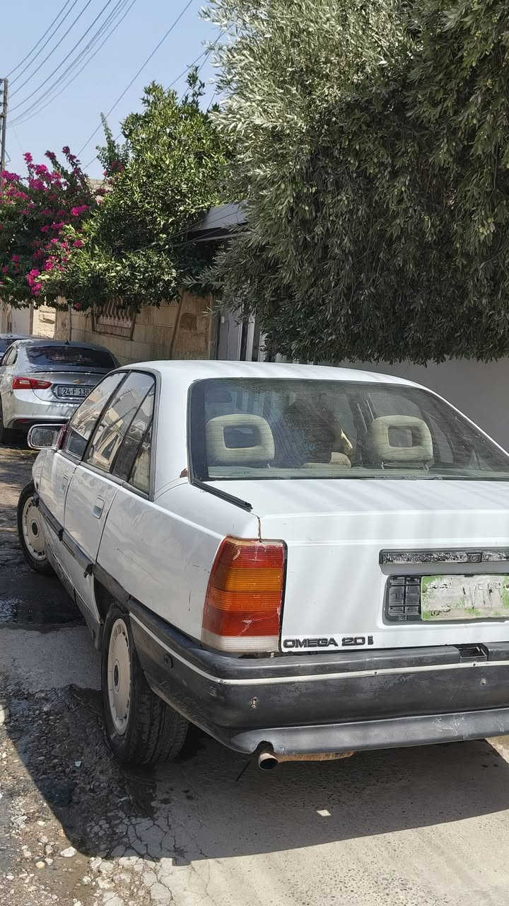 اوبل اوميكا 20 موديل 1990 سيارة نضيفه محرك كصه كير شرط سيارة ناعسه طخم 100٪ تايات نضيفات باتري جديد وايرمنيه كله شغاله سيارة جاهز بس عوزه ترتيب داخل سنوية خضرة شرط الوكاله و التحول 
سعر 18
***********
***********
