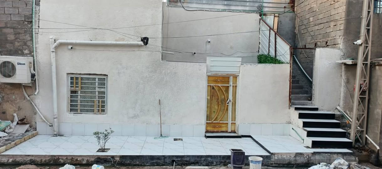 سلام عليكم بيت ميه مخمسين متر طبقين طابق الولد قرفتين وصاله كلش كبيره وحمام دخلي وموزع ومطبخ كلش اربعه بتلاثه وديون عشر مترات وطارمه وطبق ثاني قرفتين وهول سبعه متر ومطبخ وحمام وتوليت درجه خرجي مجر 250 ثني بيت عله ركن كلش مرتب البيت سعره 85وبيه مجال مكاني الحيانيه شارع ستين عله المستطيل رقمي ***********
