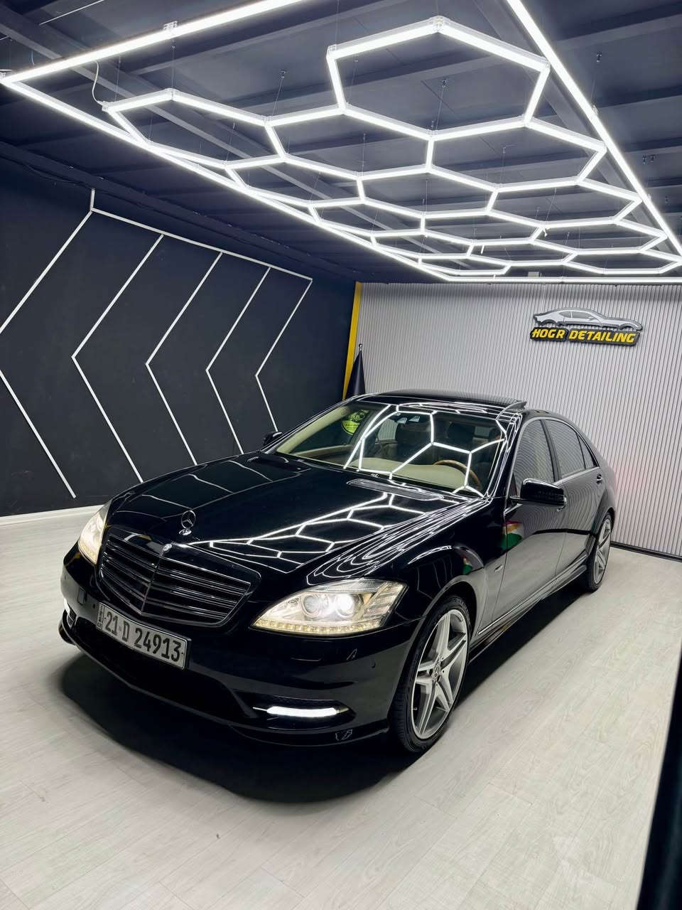 ﷽
‎‏ MERCEDEZ BENZ S500 2012 AMG
مرسيدس مؤديل 2012 S500 فول مواصفات✅
مواصفات خليجي فول مواصفات ١/١
‎بيلاد كت AMG باب طويل زمان دولي
------------------------------------------
مكان🌆: سليماني                    سعر💵: 228$
تليفون📲: *********** 
------------------------------------------
محريك S500 V8 تمانية سلندر محريك مرغوب
گير و محريك بشرط
بدون صوت و صرف و خلل كل بشرط فحص
------------------------------------------
سيارة مكفولة بدون صبوغ بشرط
{{ ببها شبر بسيط تكحيل كارت }}
سيارة جديد حيل حيلوة نضيف
------------------------------------------
مواصفات
{{ بصمة - پانوراما - داخل اصفر - رادار - ناصور ليلي - كشن DVD - خمس پردة - ثلاجة - صندوق شفت - باب شفت - ميز طعام - كاميرا - ماوس وتليفون - هزاز ستيرن - كشن جلد و مساج - اربع كوشن تتفيئة و تبريد - كشن و ستيرن خزن - ته بريد مركزي - سيدي بوكس - بريك بصمة - بغاغ ماء - مراي شفت - حصاص امامي و خلفي - ليد - بعد بيها هواي مواصفات }}✅
------------------------------------------
اربع تاير و ويل AMG حجم 20 بيلادي جديد
✅سنوية و رقم جديد سنوي بأسمي تحويل غرامة بشرط السليمانية, العراق

